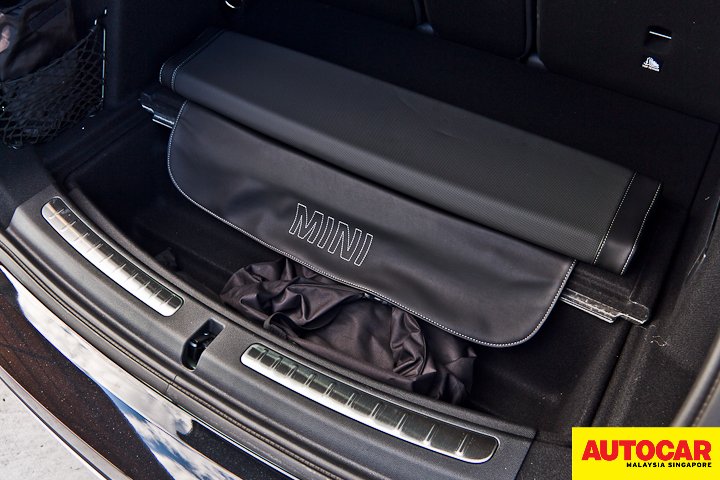 Retractable bench seat folded out image of the Mini Countryman Plug-In Hybrid