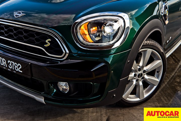 Headlight image of the Mini Countryman Plug-In Hybrid