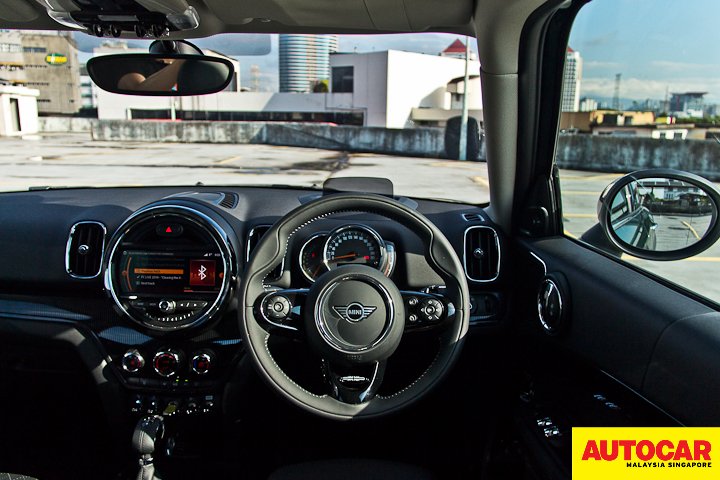 Driver eye view image of the Mini Countryman Plug-In Hybrid