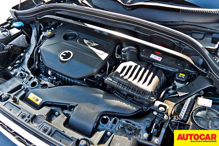 Engine compartment of the Mini Countryman Plug-In Hybrid