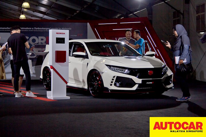 Honda Malaysia achieved 900,000th units sales unit, gave nine cars away