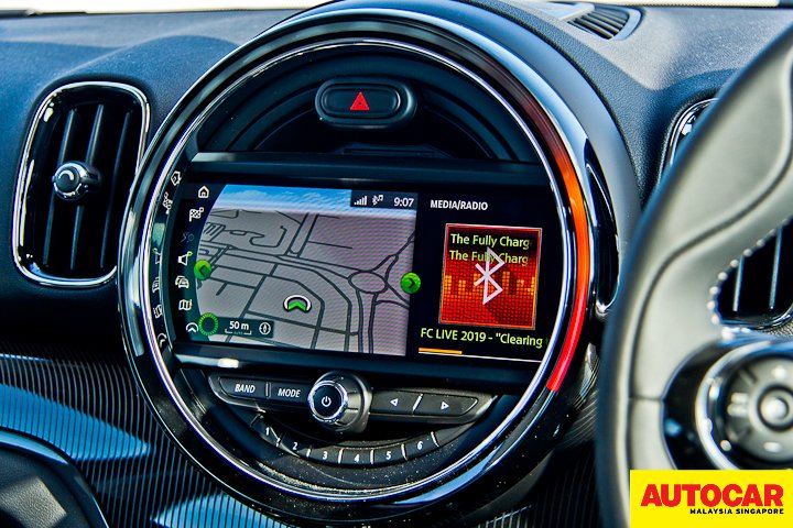 8.8-inch touchscreen image of the Mini Countryman Plug-In Hybrid