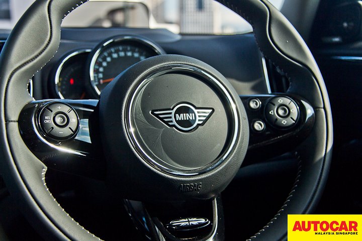 multi function steering wheel image of the Mini Countryman Plug-In Hybrid