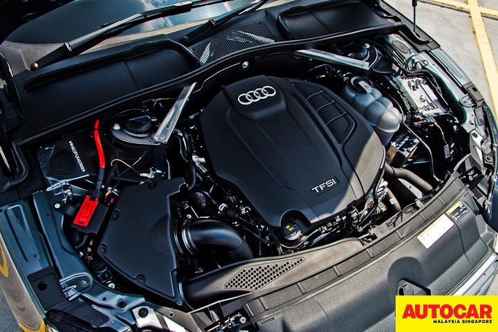 Audi A5 Sportback sport 2.0 TFSI quattro engine bay