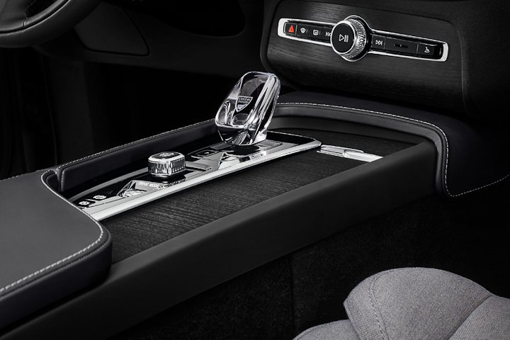 Image of the Volvo XC90 interior lower centre console with new Orrefors crystal glass drive selector