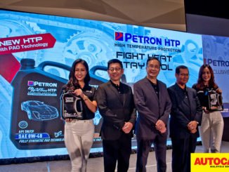 Mr Gary Cheah, Mr Choong Kum Choy and En Mohd Pauzi Mohd Din launch gambit during the Petron Malaysia HTP Engine Oil launch