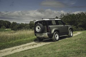 2020 Land Rover Defender driven in Namibia in Autocar UK video